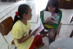 pelajar-indonesia-menyempatkan-diri-membaca-komik-pendidikan-diluar-sekolah16