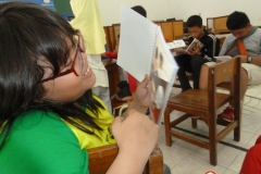 pelajar-indonesia-menyempatkan-diri-membaca-komik-pendidikan-diluar-sekolah17