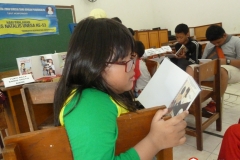 pelajar-indonesia-menyempatkan-diri-membaca-komik-pendidikan-diluar-sekolah18