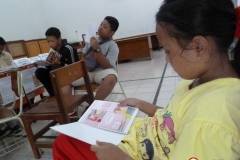 pelajar-indonesia-menyempatkan-diri-membaca-komik-pendidikan-diluar-sekolah19