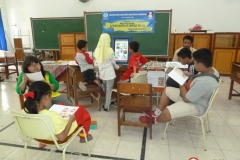 pelajar-indonesia-menyempatkan-diri-membaca-komik-pendidikan-diluar-sekolah20