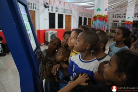 anak-anak-antusias-belajar-bersama-kipin-yang-memiliki-ribuan-buku-dan-latihan-soal