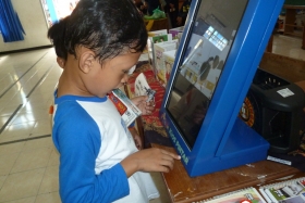 anak-anak-bersama-kios-pintar-pendidikan-digital-indonesia02
