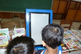 anak-anak-bersama-kios-pintar-pendidikan-digital-indonesia03