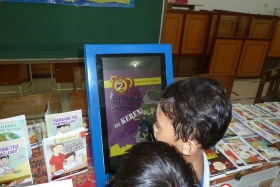 anak-anak-bersama-kios-pintar-pendidikan-digital-indonesia04