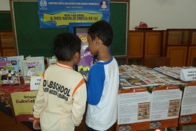 anak-anak-bersama-kios-pintar-pendidikan-digital-indonesia06