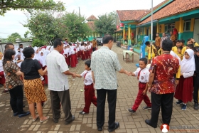anak-sekolah-dasar-bersama-guru-mereka