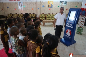 bapak-budi-pemilik-yayasan-roslin-memperkenalkan-kios-pintar