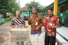 bapak-guru-mendukung-program-pendidikan-id