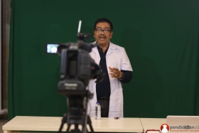 guru-biologi-sma-memproduksi-video-pendidikan11
