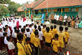 kegiatan-upacara-rutin-dilapangan-sd