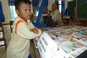 membaca-komik-pendidikan-bacaan-literasi-indonesia