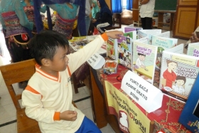 membaca-komik-pendidikan-bacaan-literasi-indonesia06