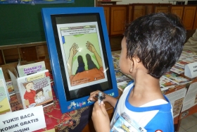 membaca-komik-pendidikan-melalui-kios-pintar01