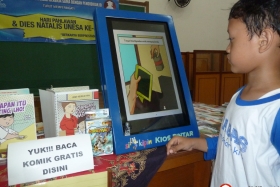 membaca-komik-pendidikan-melalui-kios-pintar02