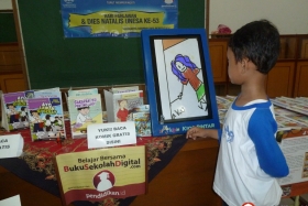 membaca-komik-pendidikan-melalui-kios-pintar03