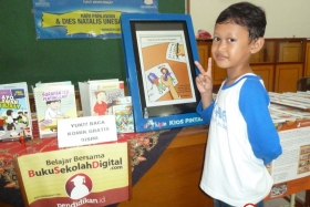 membaca-komik-pendidikan-melalui-kios-pintar04