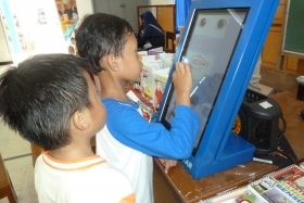 membaca-komik-pendidikan-melalui-kios-pintar05