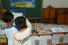 membaca-komik-pendidikan-melalui-kios-pintar06