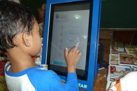 membaca-komik-pendidikan-melalui-kios-pintar08