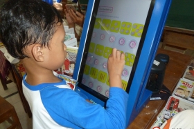 membaca-komik-pendidikan-melalui-kios-pintar09