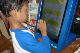 membaca-komik-pendidikan-melalui-kios-pintar10