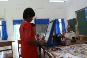 membaca-komik-pendidikan-melalui-kios-pintar11