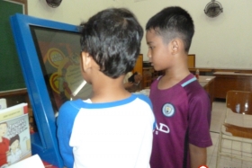 membaca-komik-pendidikan-melalui-kios-pintar12