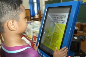 membaca-komik-pendidikan-melalui-kios-pintar13