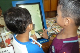 membaca-komik-pendidikan-melalui-kios-pintar14