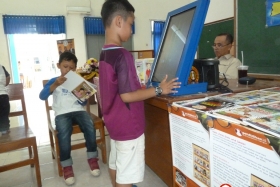 membaca-komik-pendidikan-melalui-kios-pintar16