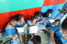 murid-TK-membaca-komik-komik-literasi-pendidikan01