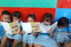 murid-TK-membaca-komik-komik-literasi-pendidikan02