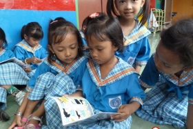 murid-TK-membaca-komik-komik-literasi-pendidikan03