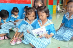 murid-TK-membaca-komik-komik-literasi-pendidikan04