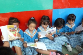 murid-TK-membaca-komik-komik-literasi-pendidikan06