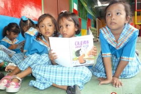 murid-TK-membaca-komik-komik-literasi-pendidikan07