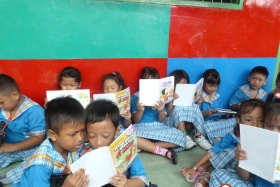 murid-TK-membaca-komik-komik-literasi-pendidikan08