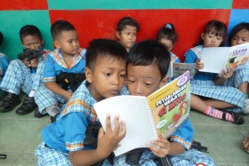 murid-TK-membaca-komik-komik-literasi-pendidikan10