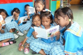 murid-TK-membaca-komik-komik-literasi-pendidikan11