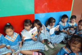 murid-TK-membaca-komik-komik-literasi-pendidikan12