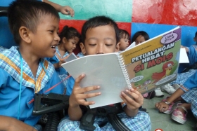 murid-TK-membaca-komik-komik-literasi-pendidikan13