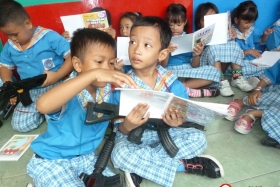 murid-TK-membaca-komik-komik-literasi-pendidikan14