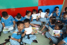 murid-TK-membaca-komik-komik-literasi-pendidikan16