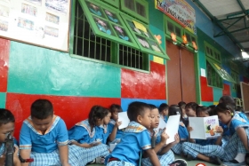 murid-TK-membaca-komik-komik-literasi-pendidikan18