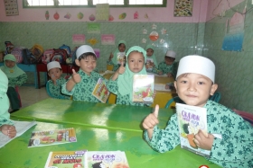 murid-TK-membaca-komik-komik-literasi-pendidikan21