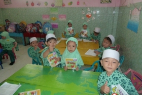 murid-TK-membaca-komik-komik-literasi-pendidikan22