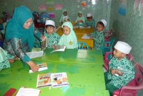 murid-TK-membaca-komik-komik-literasi-pendidikan23