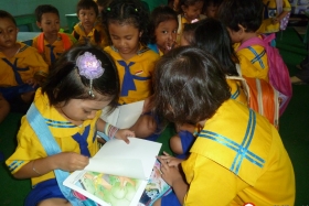 murid-TK-membaca-komik-komik-literasi-pendidikan24