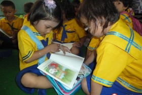 murid-TK-membaca-komik-komik-literasi-pendidikan25